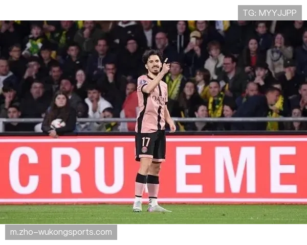 VAR介入改判红牌戈洛文蹬踏维蒂尼亚小腿被直接罚下